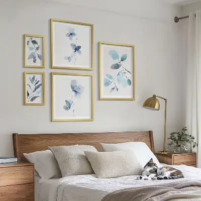 Billedsæt over sofa med blå planteaccenter