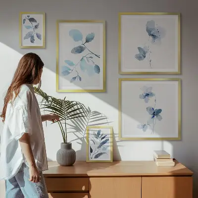 Billedsæt over sofa med blå planteaccenter