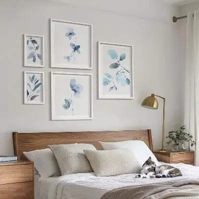 Billedsæt over sofa med blå planteaccenter