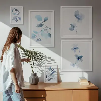 Billedsæt over sofa med blå planteaccenter