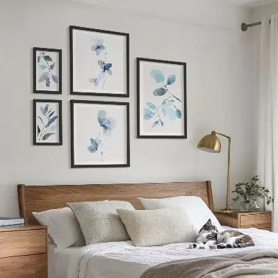 Billedsæt over sofa med blå planteaccenter