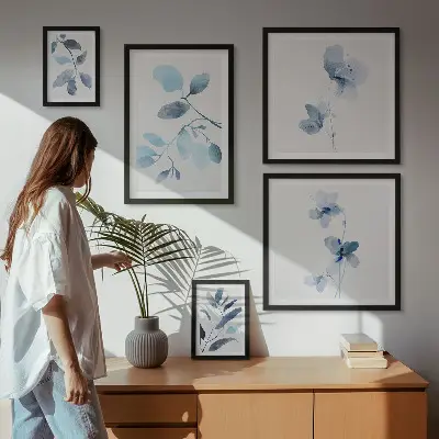 Billedsæt over sofa med blå planteaccenter
