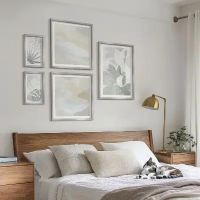 Billedsæt over sofa med grå og hvide plantemotiver