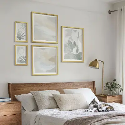 Billedsæt over sofa med grå og hvide plantemotiver