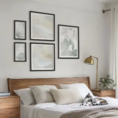 Billedsæt over sofa med grå og hvide plantemotiver