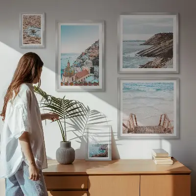 Billedsæt over sofa motiver af italienske byer, strande og afslapning