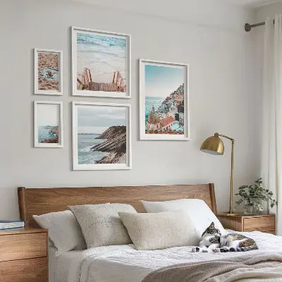 Billedsæt over sofa motiver af italienske byer, strande og afslapning