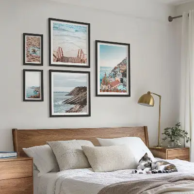 Billedsæt over sofa motiver af italienske byer, strande og afslapning