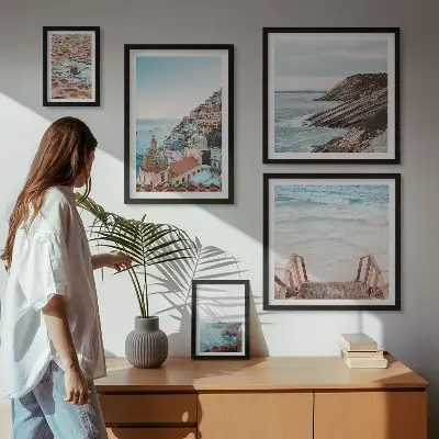 Billedsæt over sofa motiver af italienske byer, strande og afslapning