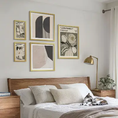 Billedkomposition til væg med stilfulde blomsterarrangementer