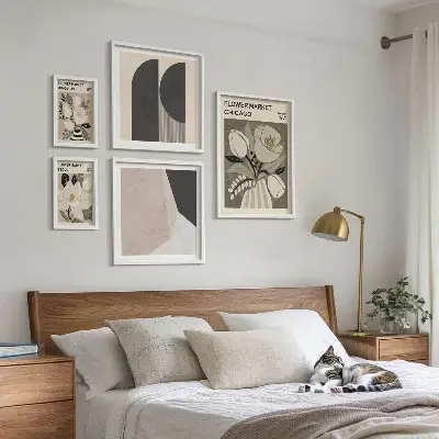 Billedkomposition til væg med stilfulde blomsterarrangementer