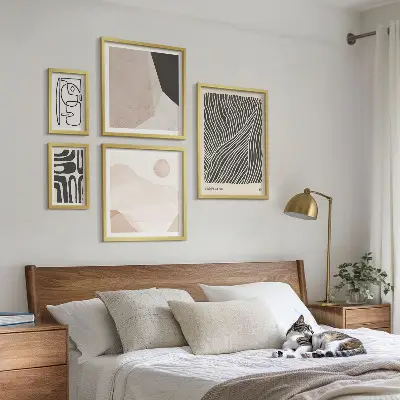 Billedsæt over sofa med minimalistiske abstrakte jordmønstre