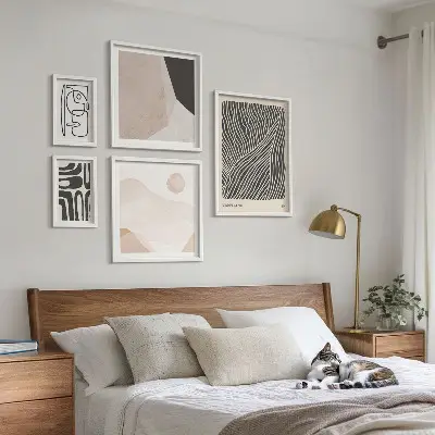 Billedsæt over sofa med minimalistiske abstrakte jordmønstre