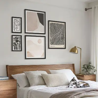 Billedsæt over sofa med minimalistiske abstrakte jordmønstre