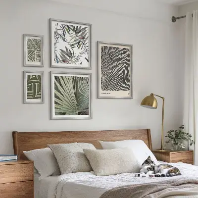 Billedkomposition til væg med minimalistiske plantemønstre