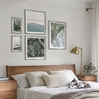 Billedsæt over sofa med motiv af tropiske planter ved havet
