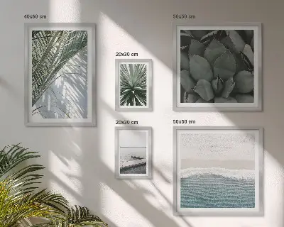Billedsæt over sofa med motiv af tropiske planter ved havet