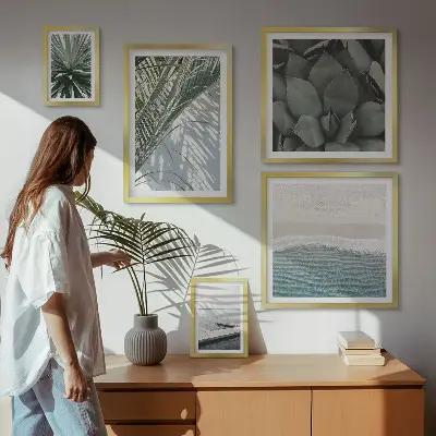 Billedsæt over sofa med motiv af tropiske planter ved havet