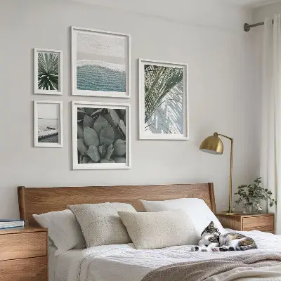 Billedsæt over sofa med motiv af tropiske planter ved havet