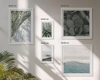 Billedsæt over sofa med motiv af tropiske planter ved havet