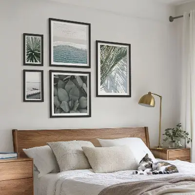 Billedsæt over sofa med motiv af tropiske planter ved havet