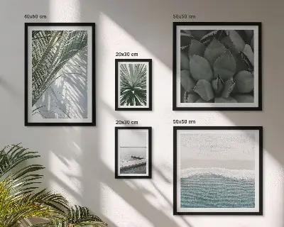 Billedsæt over sofa med motiv af tropiske planter ved havet