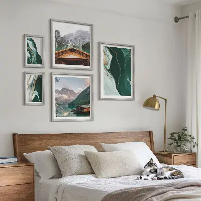 Billedsæt over sofa med motiv af grønne landskaber, vand og bjerge