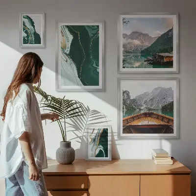 Billedsæt over sofa med motiv af grønne landskaber, vand og bjerge