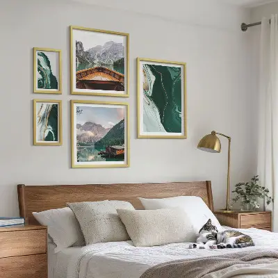 Billedsæt over sofa med motiv af grønne landskaber, vand og bjerge