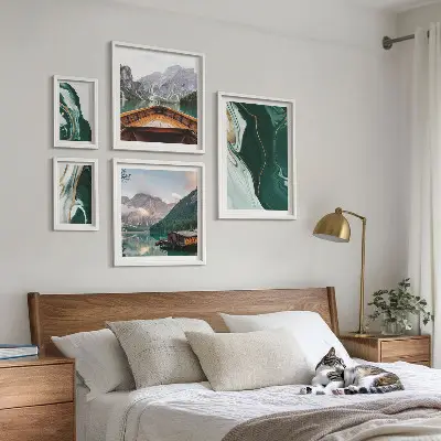 Billedsæt over sofa med motiv af grønne landskaber, vand og bjerge