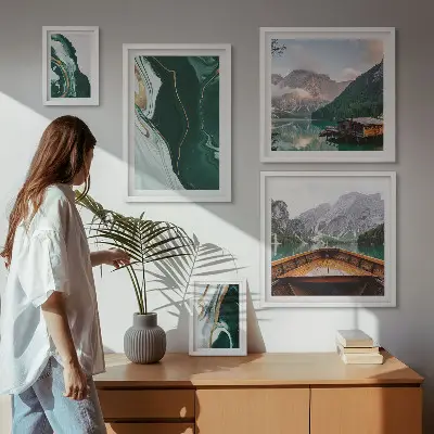 Billedsæt over sofa med motiv af grønne landskaber, vand og bjerge