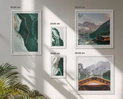 Billedsæt over sofa med motiv af grønne landskaber, vand og bjerge