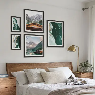 Billedsæt over sofa med motiv af grønne landskaber, vand og bjerge