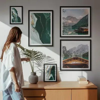 Billedsæt over sofa med motiv af grønne landskaber, vand og bjerge