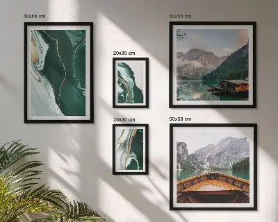 Billedsæt over sofa med motiv af grønne landskaber, vand og bjerge