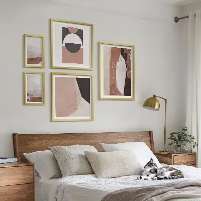 Abstrakte jordkompositioner billedsæt over sofa