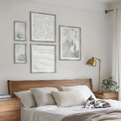 Billedsæt over sofa med motiver af grønne planter