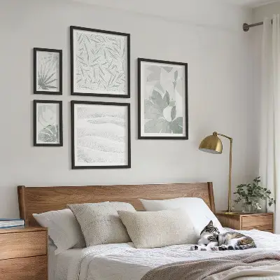 Billedsæt over sofa med motiver af grønne planter
