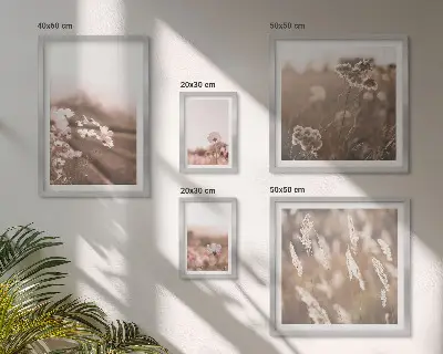 Billedsæt over sofa med motiver af delikate blomster