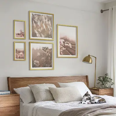Billedsæt over sofa med motiver af delikate blomster
