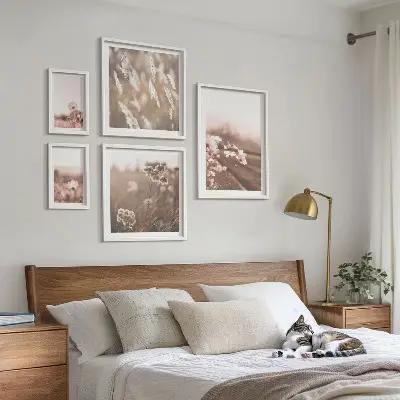 Billedsæt over sofa med motiver af delikate blomster