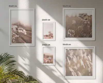 Billedsæt over sofa med motiver af delikate blomster