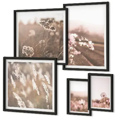 Billedsæt over sofa med motiver af delikate blomster