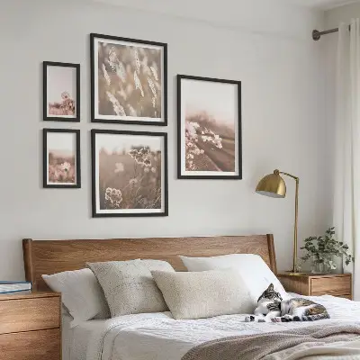 Billedsæt over sofa med motiver af delikate blomster