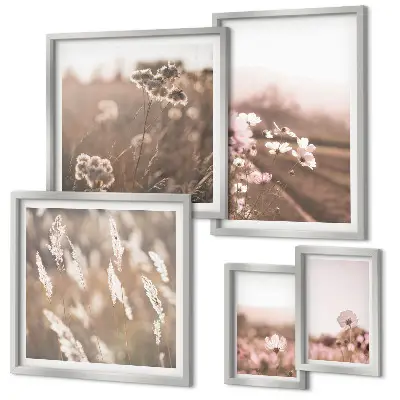 Billedsæt over sofa med motiver af delikate blomster