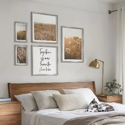 Billedkomposition til væg med naturlandskaber, blomster og ordsprog