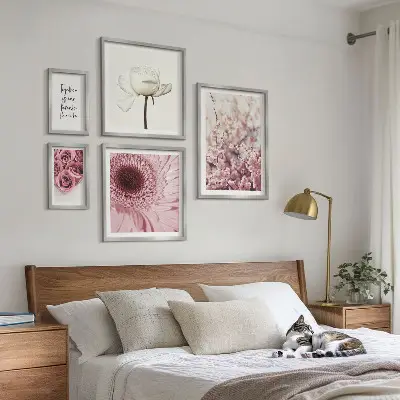Billedkomposition til væg med blomsteragtige romantiske accenter