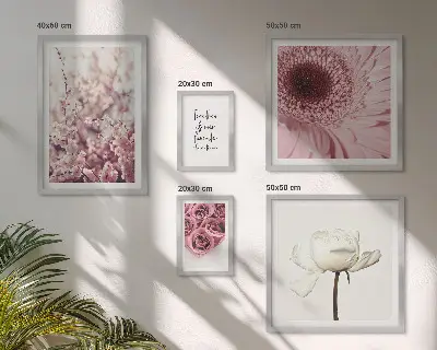 Billedkomposition til væg med blomsteragtige romantiske accenter