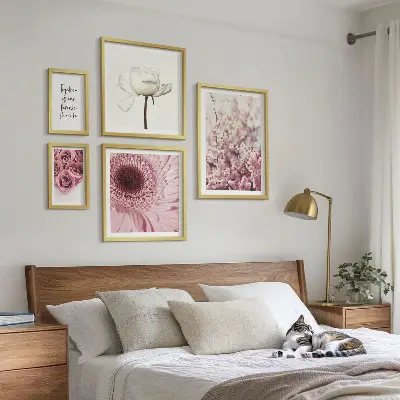 Billedkomposition til væg med blomsteragtige romantiske accenter