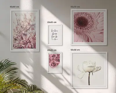 Billedkomposition til væg med blomsteragtige romantiske accenter